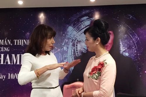 Nhà chiêm tinh học Anne Chamfort đến Việt Nam