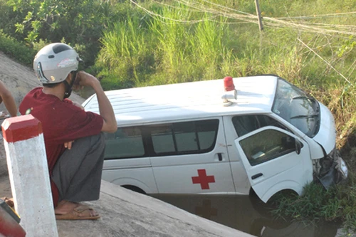 Xe cứu thương lao xuống rừng tràm, bệnh nhân trên xe tử vong