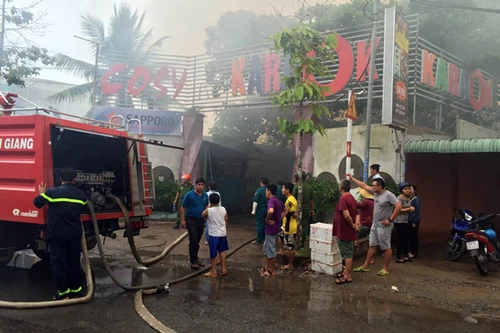 Cháy dữ dội tại quán karaoke Cosy nổi tiếng 