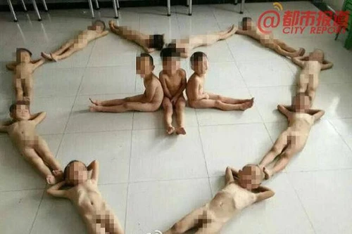 20 bé trai mầm non bị cô giáo bắt… cởi truồng chụp hình trái tim