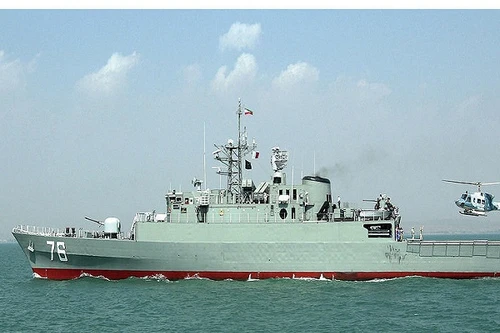 Iran công bố tàu lặn trang bị ngư lôi mới 