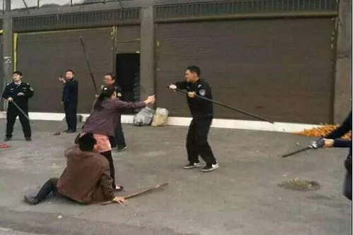 Trung Quốc: Thanh tra giao thông "múa gậy" đánh người gây "bão mạng"