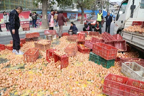 Xe tải lật khiến góc phố tráng một lớp trứng dày