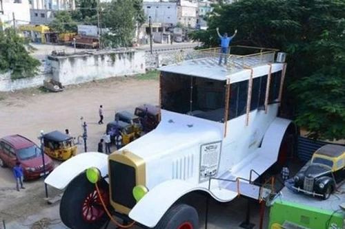 Người đàn ông Ấn Độ chế tạo ô tô dài 15m, cao 8m