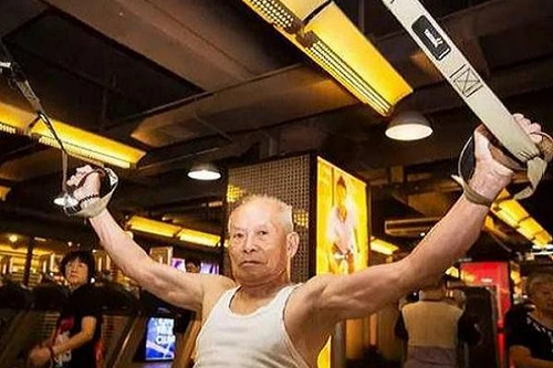 Trung Quốc: Cụ ông 93 tuổi "nghiện" tập thể hình, cơ bắp như thanh niên