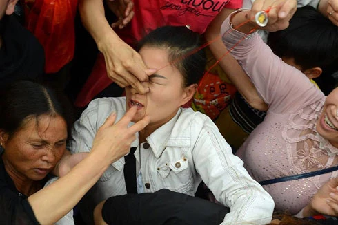 Lễ hội vẫn méo mó, vì đâu?