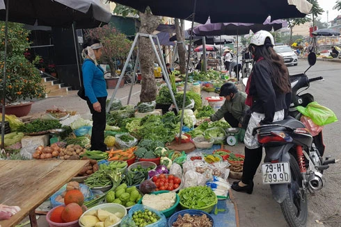 Sau Tết: Rau thịt rẻ, hàng ăn đắt khách