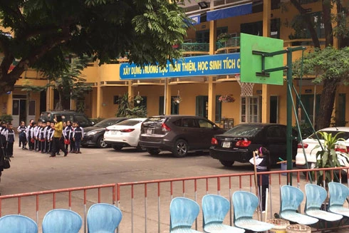 Trường học hay bãi giữ xe "dù"?