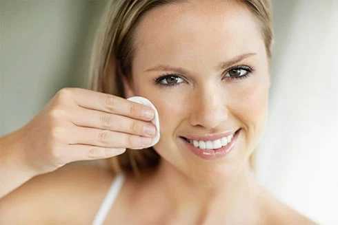 Tại sao cần tẩy trang trước khi ngủ?