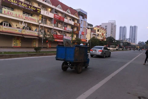 Dù bị cấm, xe ba bánh vẫn được dùng thu gom rác