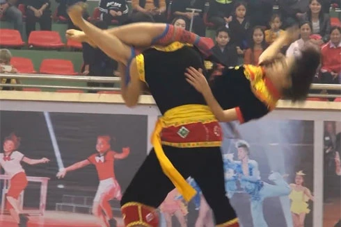 Cô gái trẻ mặc váy thổ cẩm, tay không "hạ gục" 2 nam thanh niên có dao