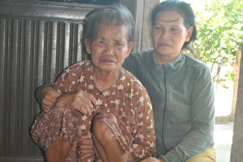 30 năm mò cua bắt ốc nuôi mẹ già và 4 em bại liệt 