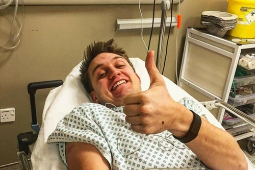 Fan cuồng Arsenal phải lên bàn mổ vì ăn mừng bàn thắng của Welbeck