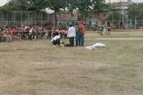 Cay cú vì phải nhận thẻ đỏ, một cầu thủ trẻ rút súng bắn chết trọng tài