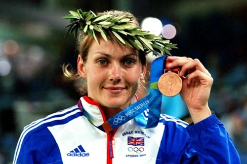 Fan nữ xinh đẹp của Arsenal đập tivi khi Barcelona được thưởng quả phạt 11m