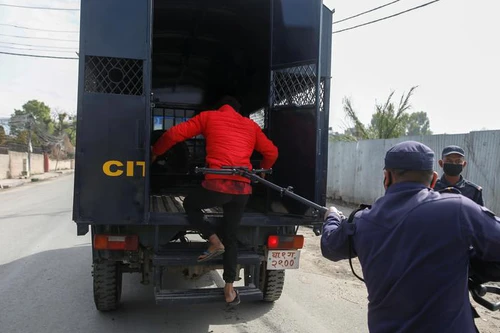 [ẢNH] Xem cảnh sát các nước xử lý người vi phạm lệnh phong tỏa chống dịch Covid-19