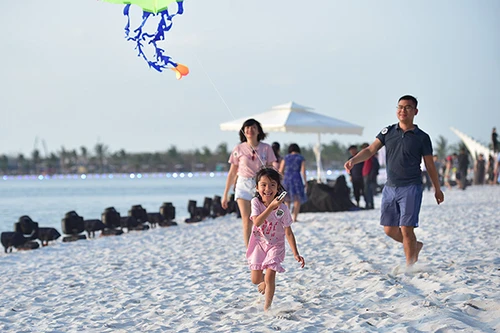 Phía sau kỳ tích hồ trải cát lớn nhất Việt Nam