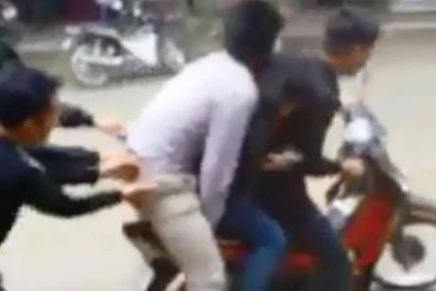 Cô gái gào khóc khi bị đám trai bắt về làm vợ