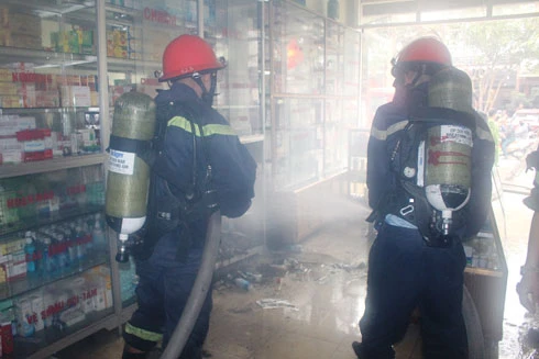 Dùng thang giải cứu 5 người trong căn nhà bị cháy