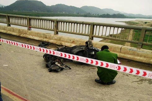 Xe máy- ô tô va chạm trên cầu, 4 người trong một gia đình thương vong