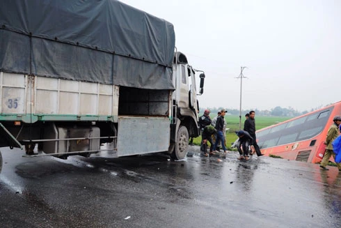 Tai nạn liên hoàn khiến xe giường nằm chở 20 hành khách lao xuống ruộng