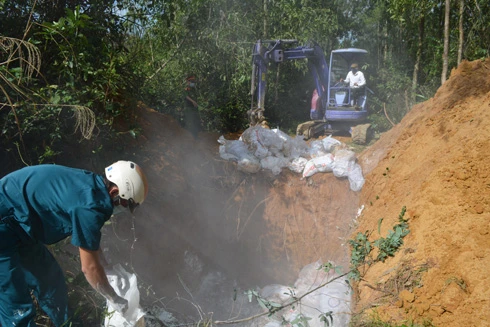 Tiêu hủy ổ gia cầm bị nhiễm cúm A- H5N6.