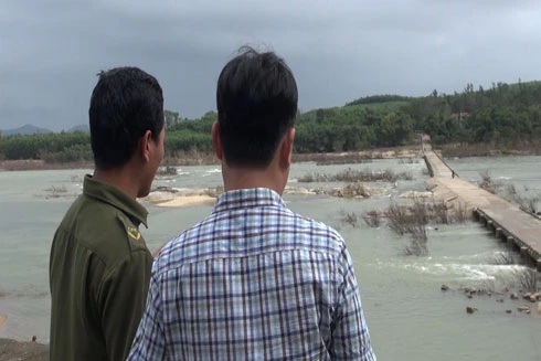 Mô tô rơi xuống cầu, 1 người mất tích