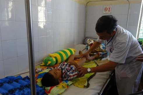 Cháu bé mầm non bị rơi xuống hầm cầu, chấn thương sọ não