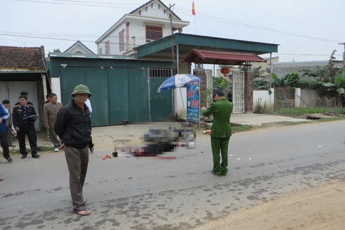 Va chạm với xe tải, hai vợ chồng thương vong 