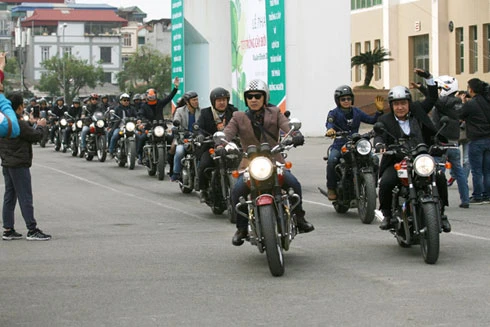 MC Anh Tuấn cùng 100 biker diễu hành mô tô khủng trước show "Trần Lập - Hẹn gặp lại"