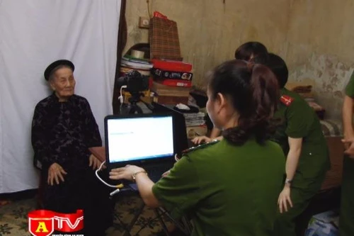 Cấp CMND tại nhà cho mẹ Việt Nam anh hùng, thương bệnh binh