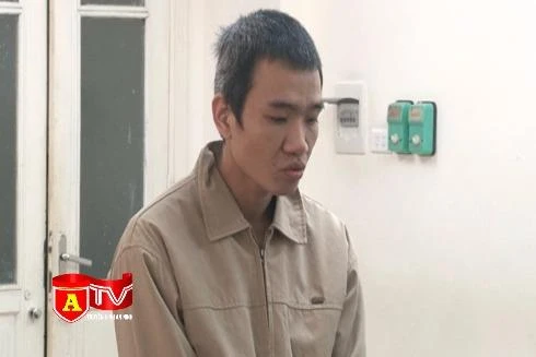 Trộm điện thoại 2.5 triệu đồng, nhận án 18 tháng tù