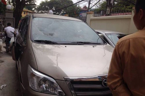 CSGT kiểm tra lỗi dừng đỗ, lái xe Innova điên cuồng bỏ chạy