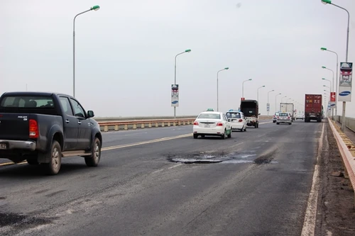 Lại chi tiền tỷ vá mặt cầu Thăng Long