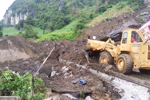 Quốc lộ 4D bị chia cắt, phương tiện từ Lào Cai đi Lai Châu di chuyển như thế nào?