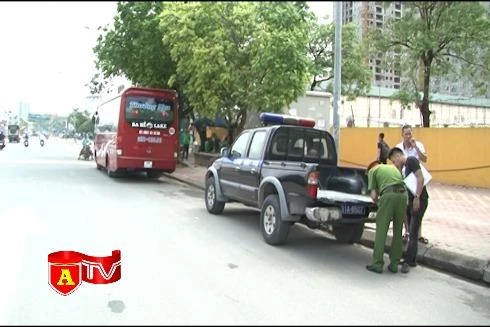 Xử lý xe đón trả khách sai quy định trên đường Phạm Hùng