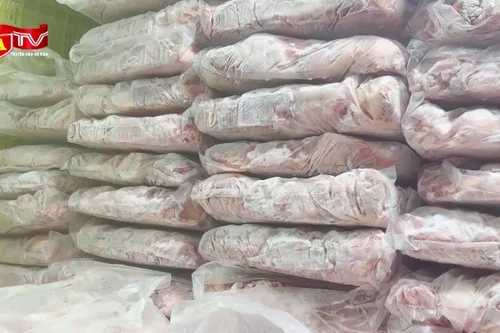 "Đột kích" cơ sở thu gom mỡ "bẩn" để chế biến thực phẩm, làm xúc xích 