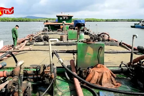 Bắt giữ 2 tàu vận chuyển hơn 600m3 cát không rõ nguồn gốc trong đêm