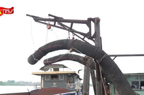 Khoảnh khắc vây bắt 04 tàu "cát tặc" trên sông Hồng