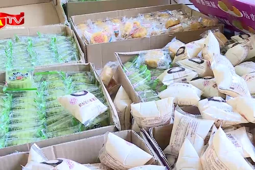 Cận cảnh gần 3.000 bánh Trung thu "ngoại" nghi nhập lậu