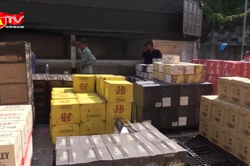 Cận cảnh 3 ô tô tải chất gần 16.000 chai rượu ngoại nghi nhập lậu