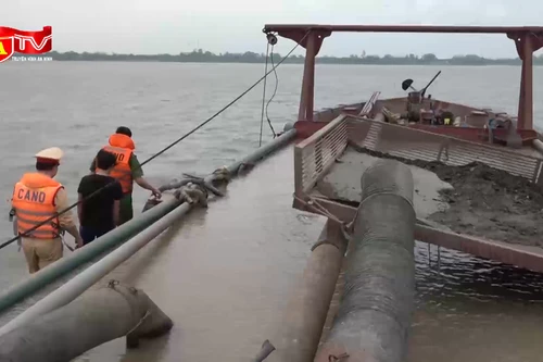 Bắt quả tang cát tặc đang "ăn hàng" trên sông Hồng