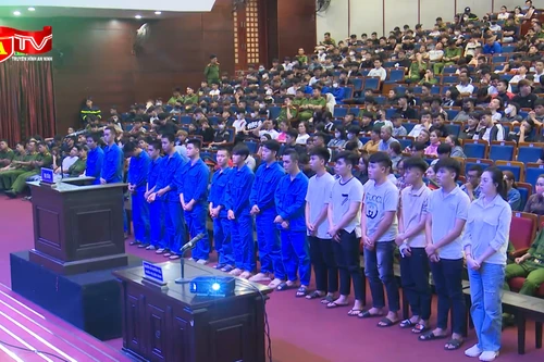 "Nữ quái" và 15 đồng phạm gây rối, xịt hơi cay vào lực lượng chức năng lĩnh án