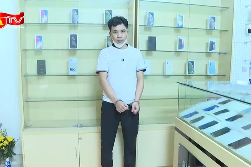 Hai thanh niên hội "vỡ nợ thích làm liều" rủ nhau vào cửa hàng điện thoại vờ mua rồi cướp giật