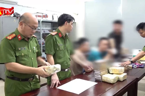 Ngụy trang 27 bánh ma túy trong các thùng hàng gửi xe khách