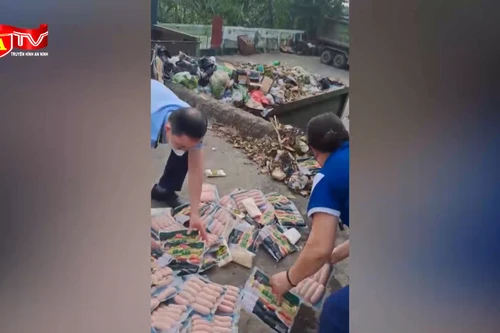 Hà Nội: Phát hiện 2.000 chiếc xúc xích "nướng đá" nhập lậu