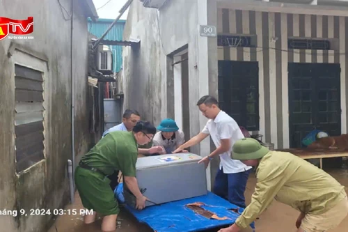 Công an quận Bắc Từ Liêm hỗ trợ gần 1.000 hộ dân vùng lũ di dời tới nơi an toàn