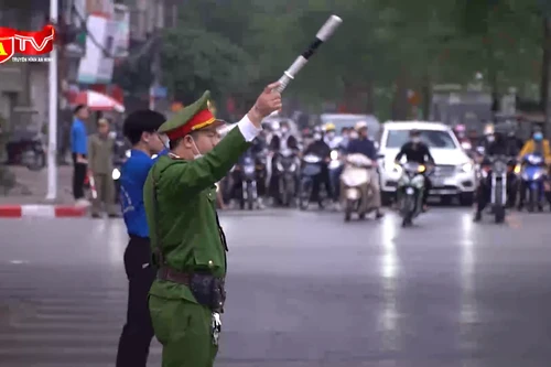 Khi người dân tham gia cùng lực lượng công an chống ùn tắc giao thông