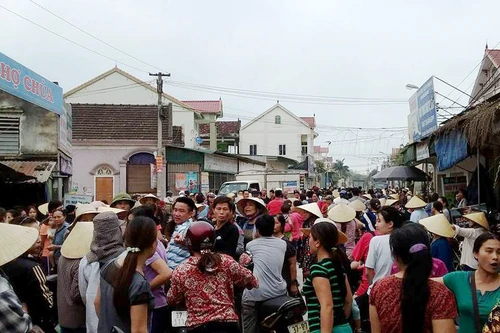 Dân làng vây bắt người phụ nữ nghi thôi miên để "mượn tiền"