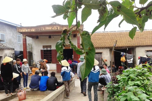 Giận chồng, vợ lẳng lặng vào phòng ngủ treo cổ tự tử